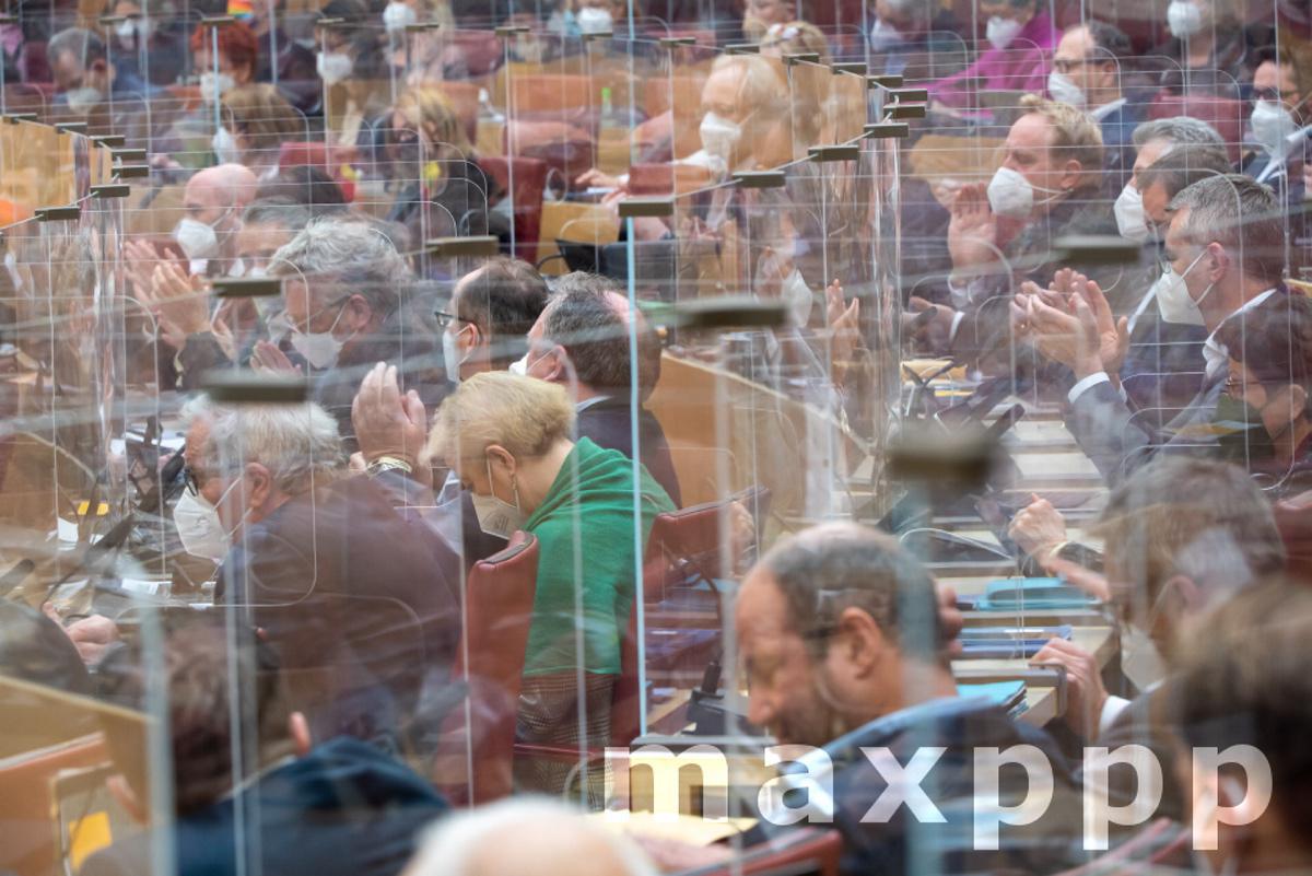 Bavarian parliament discusses stricter Corona rules