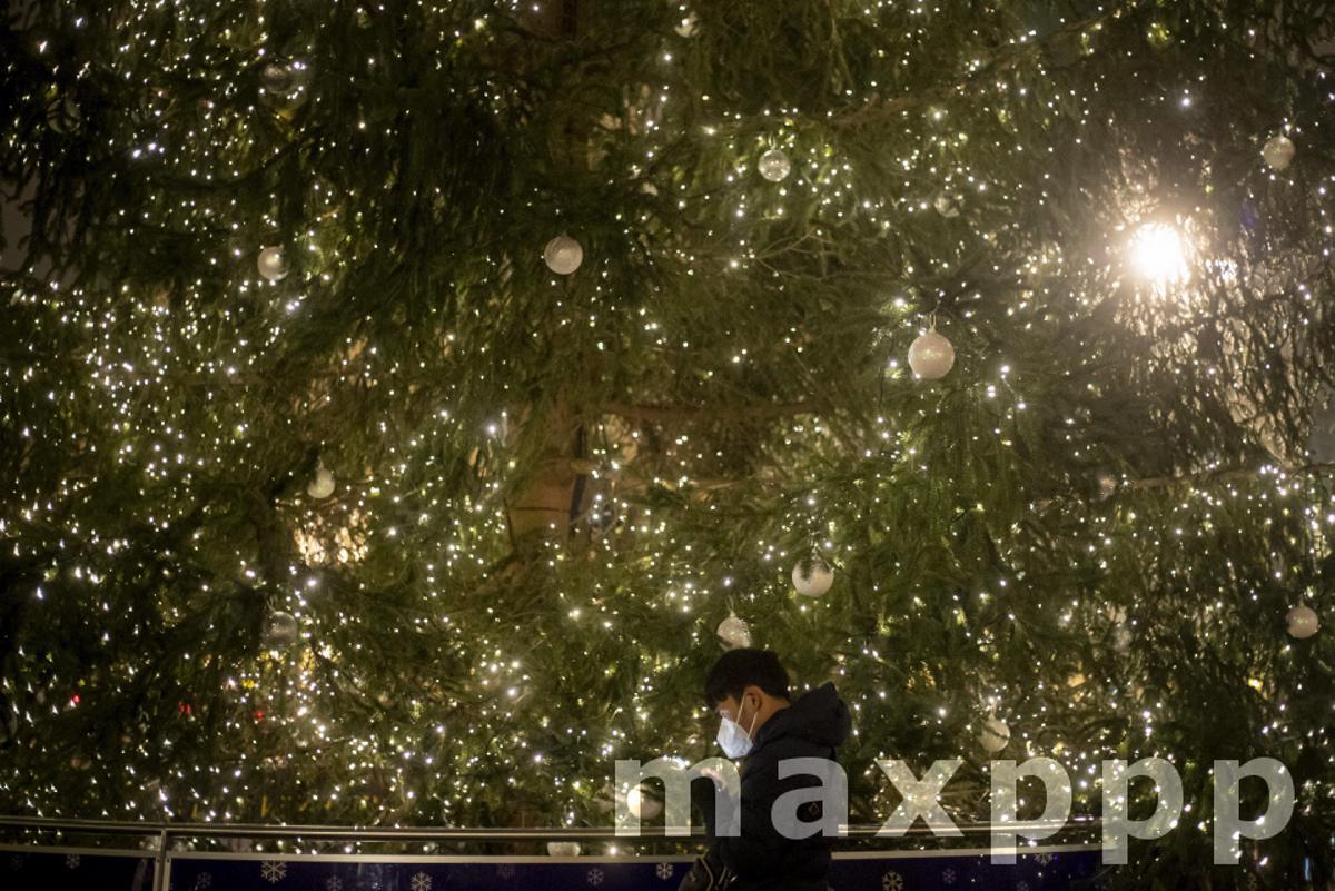 Berlin prepares for Christmas amid Covid-19 surge