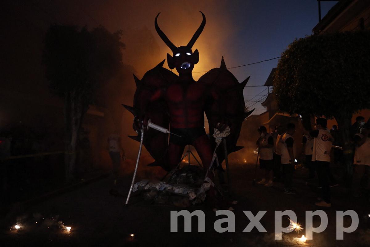 Thousands of Guatemalans 'Burn the Devil' despite the risks of tradition