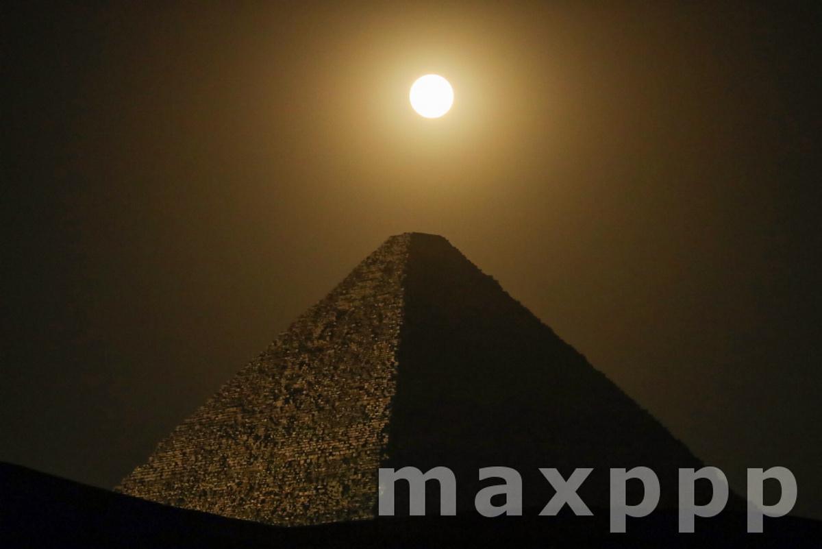 Gizeh super moon