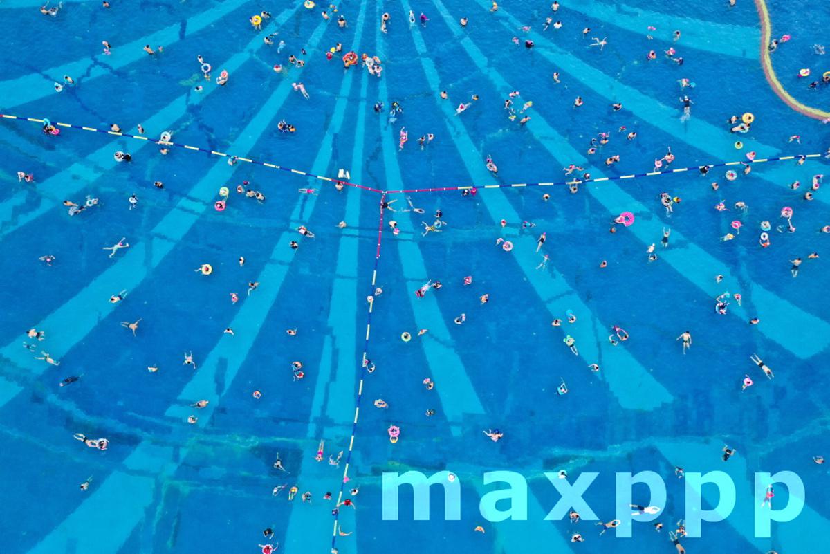 tourists swimming in a pool in Qidong