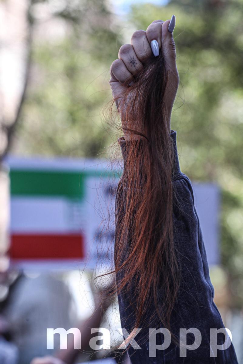 Protest outside Iranian Consulate in Istanbul following Mahsa Amini's death