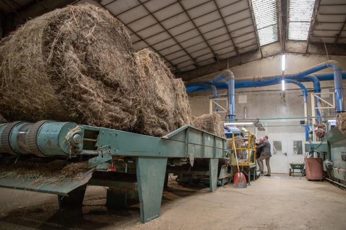 Le lin du Neubourg, dans l'Eure, habille le monde entier : une aide de 250 000€ accordée à la coopérative de teillage Le lin du Neubourg, dans l'Eure, habille le monde entier : une aide de 250 000€ accordée à la coopérative de teillage