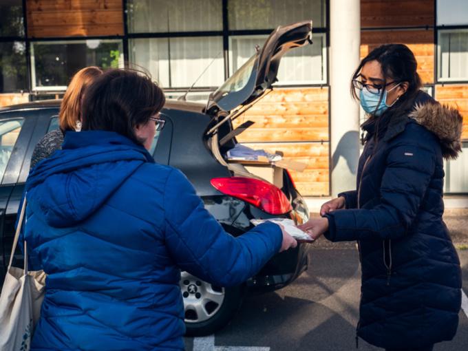 Eure : distribution de masques "en drive" aux 4 400 assistantes maternelles du département