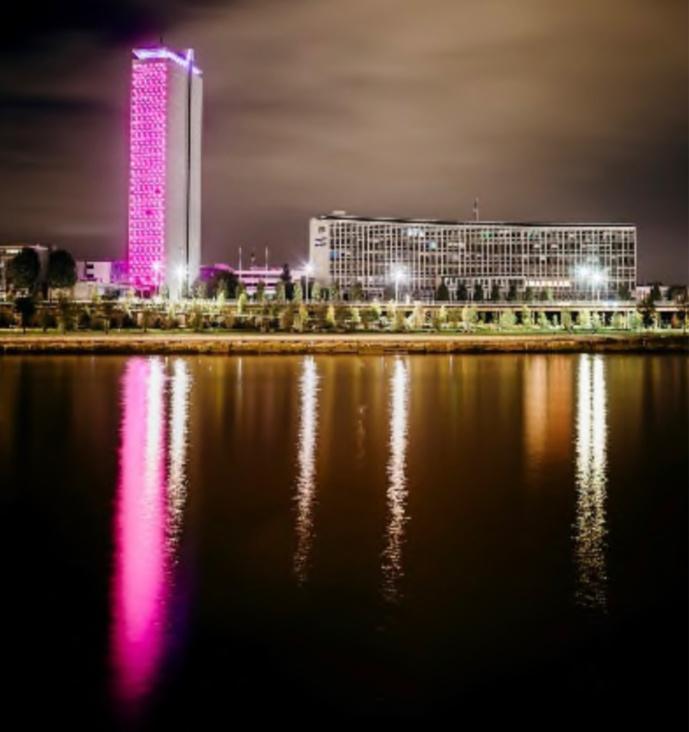 Lutte contre le cancer du sein : la Tour des Archives s’illumine en rose à Rouen 