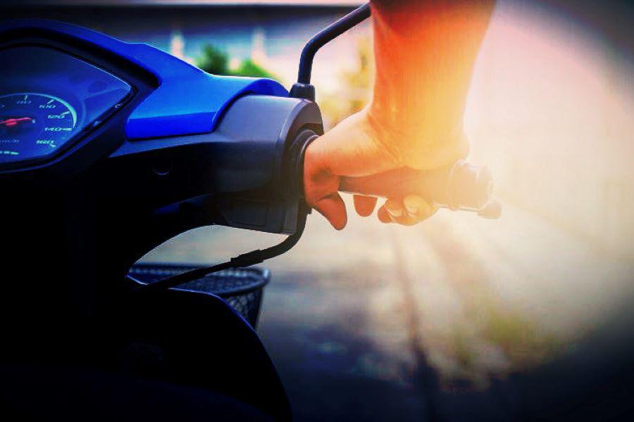 Yvelines. Au guidon d'un scooter volé, il percute "délibérément" un policier à Guyancourt