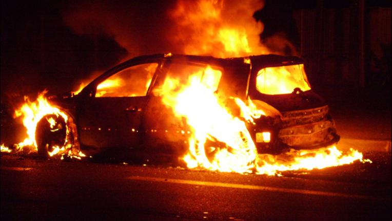 À Évreux, incendie sur un parking de la concession Mercedes : 14 véhicules détruits ce matin 