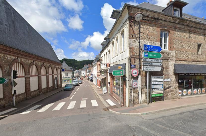 Un poids lourd s'encastre dans le pignon d'un immeuble à Cany-Barville : son conducteur est mort 