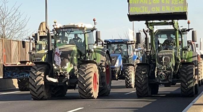 Des agriculteurs manifestent sur le port de Rouen pour dire non au Mercosur 