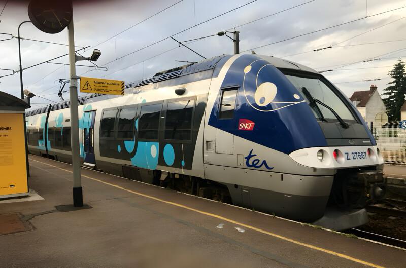 Accident ferroviaire en Seine-Maritime : un TER percute une voiture vide sur un passage à niveau à Yvetot  Accident ferroviaire en Seine-Maritime : un TER percute une voiture vide sur un passage à niveau à Yvetot