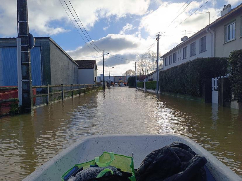 Inondations en Seine-Maritime : les sapeurs-pompiers toujours mobilisés au Super U de Blangy-sur-Bresle  Inondations en Seine-Maritime : les sapeurs-pompiers toujours mobilisés au Super U de Blangy-sur-Bresle