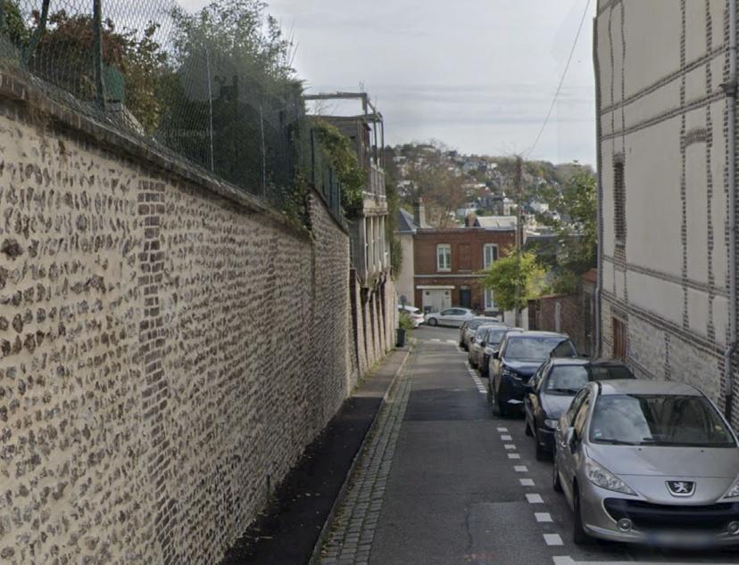 Effondrement d’un mur rue Amédée-Méreaux à Rouen : des voitures endommagées mais aucun blessé