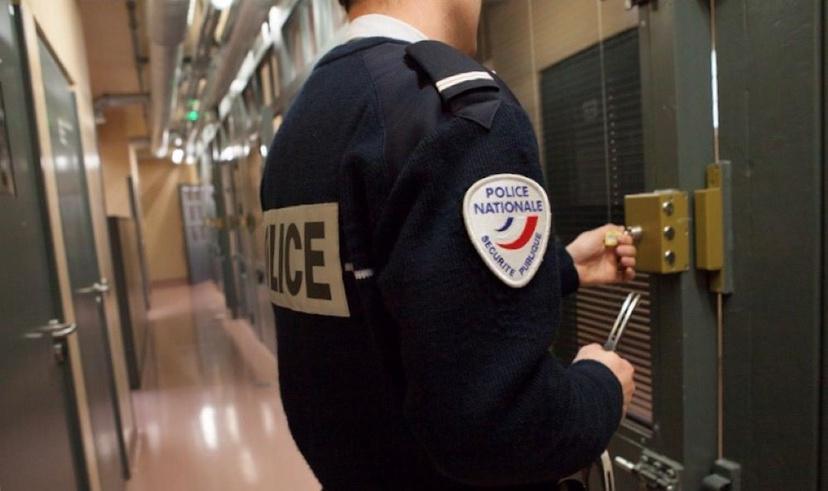Un policier blessé lors d’un contrôle à Elbeuf : le conducteur de la motocross incarcéré en attente de jugement Un policier blessé lors d’un contrôle à Elbeuf : le conducteur de la motocross incarcéré en attente de jugement