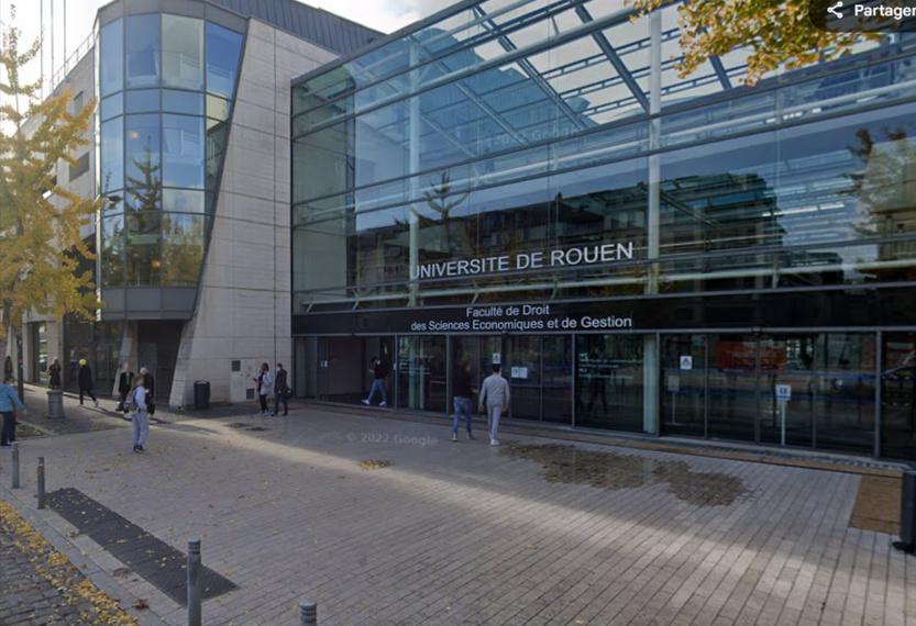 Rouen : un étudiant chute d’une passerelle à la faculté de droit, il est transporté au CHU 