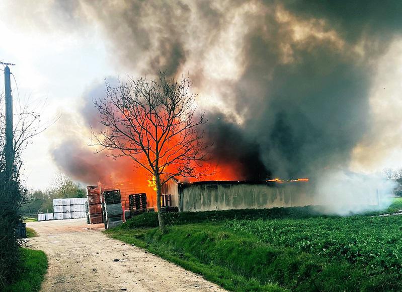Une distillerie ravagée par le feu dans l'Eure : elle abritait plus de 100 000 litres d'alcool, de vinaigre et de cidre  Une distillerie ravagée par le feu dans l'Eure : elle abritait plus de 100 000 litres d'alcool, de vinaigre et de cidre