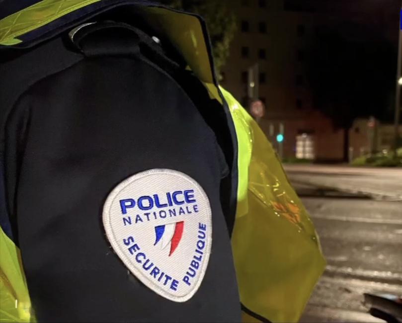 Ils cassent la vitrine d’un magasin pour voler des cartes de Pokémon : quatre jeunes interpellés à Rouen Ils cassent la vitrine d’un magasin pour voler des cartes de Pokémon : quatre jeunes interpellés à Rouen