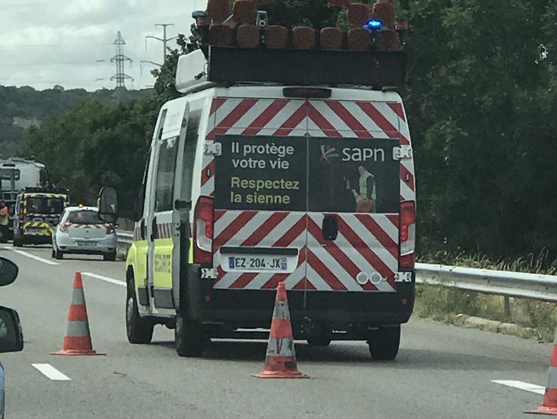 Sur l’A13 dans l'Eure, deux véhicules en feu après une collision, un blessé transporté au CHU de Rouen