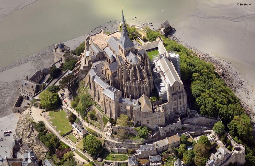 Mont Saint-Michel : un saut en parachute inédit le 8 mai pour célébrer la paix