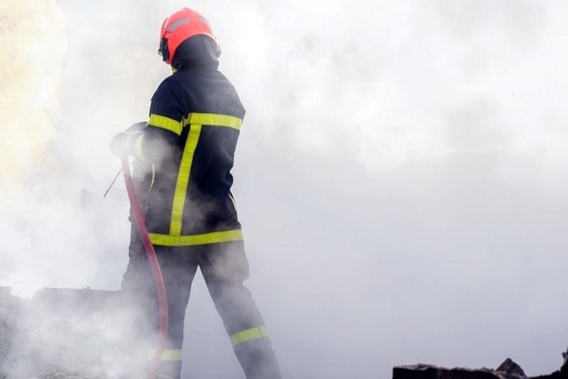 Seine-Maritime : une dépendance en feu embrase la toiture d’une chaumière à Yvetot 