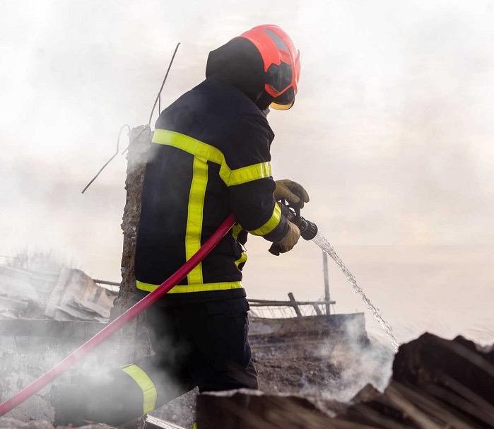 Une famille relogée par la mairie après l’incendie de sa maison à Saint-Pierre-en-Val, en Seine-Maritime 