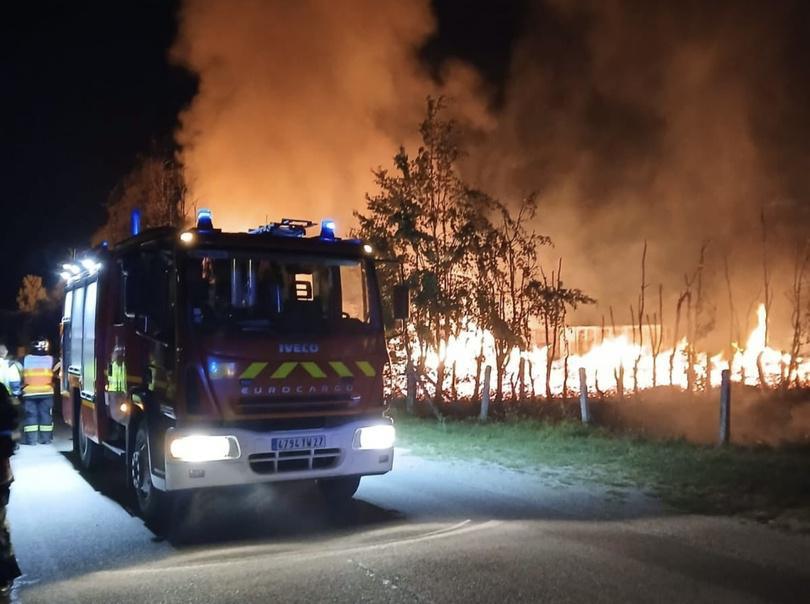 À Marbois, dans l’Eure, un impressionnant incendie ravage 6 000 m2 de palettes, cinq habitations épargnées 