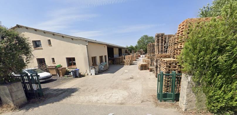 À Marbois, dans l’Eure, un impressionnant incendie ravage 6 000 m2 de palettes, cinq habitations épargnées 