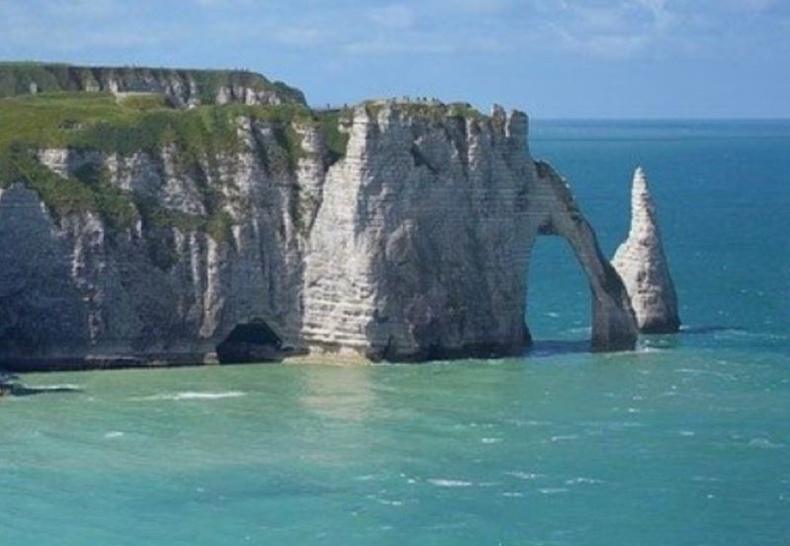 Douze personnes bloquées par la marée au pied des falaises d’Étretat : une opération de secours en cours