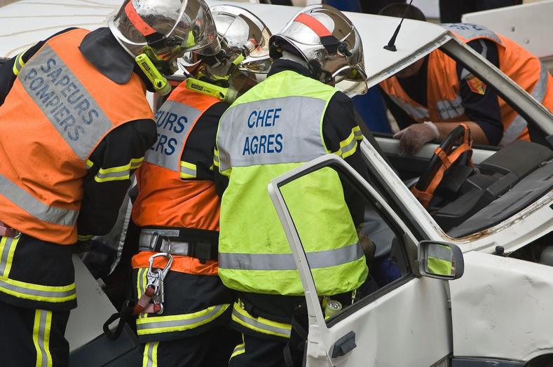 Accident grave sur la D490 en Seine-Maritime : un automobiliste incarcéré sous un pont