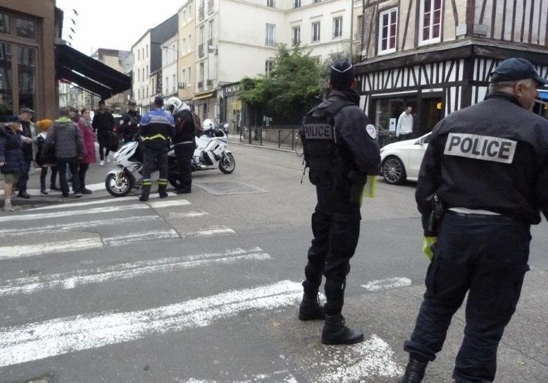 Un homme armé d’un couteau frappe un CRS lors de l’étape du Tour de France à Rouen : l’agresseur, blessé, a été interpellé
