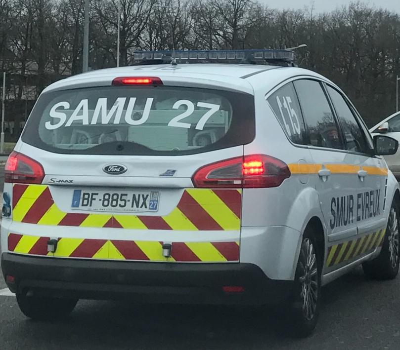 Collision entre un scooter et une voiture à Évreux (Eure) : un homme gravement blessé