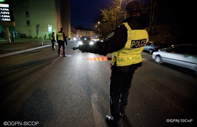 Yvelines. Aux Mureaux, le pare-brise d’un véhicule de police brisé par des jets de pierres lors d’une intervention 