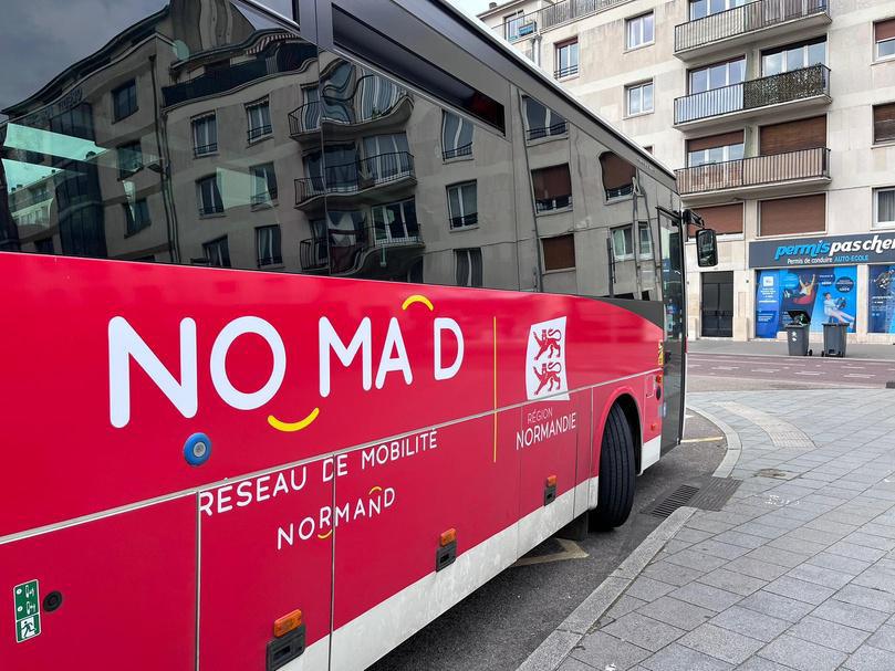 Seine-Maritime : un bus percute un pont à Barentin : le conducteur légèrement blessé