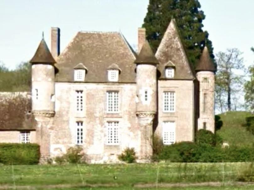 Un cheval sauvé après s’être enlisé dans les douves du château du Rebais, aux Bottereaux (Eure) 