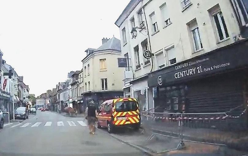 Une voiture percute cinq véhicules en stationnement et finit sa course dans une agence immobilière à Pacy-sur-Eure