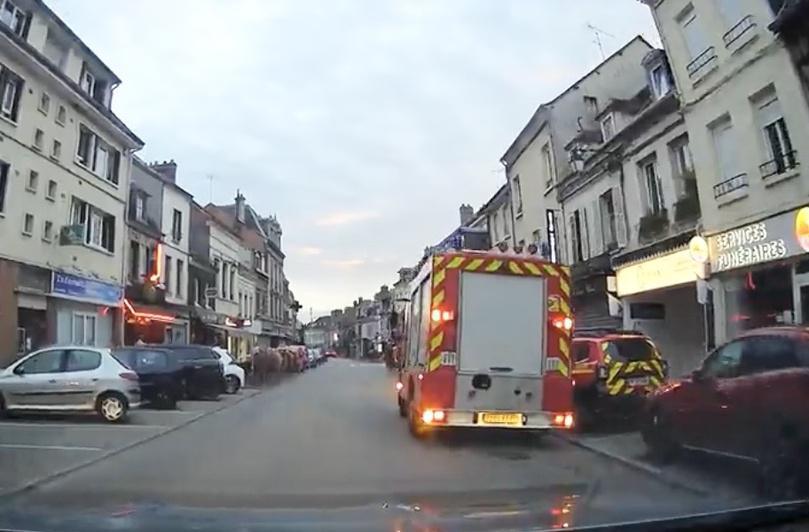 Une voiture percute cinq véhicules en stationnement et finit sa course dans une agence immobilière à Pacy-sur-Eure