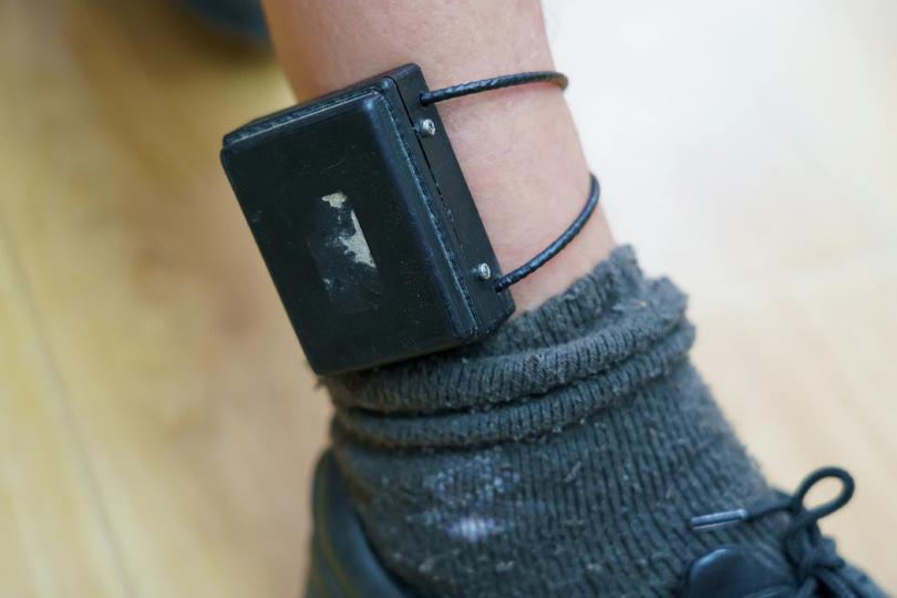 Un cambrioleur identifié grâce à ses empreintes : sous bracelet électronique, il est arrêté chez lui près de Rouen