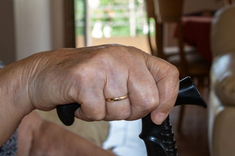 Délestée de 8 000€ et de ses bijoux, une nonagénaire victime d’un vol par « fausse qualité » près de Rouen 