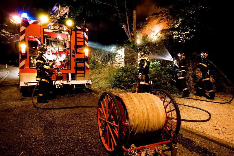 Incendie spectaculaire à la discothèque « Le Moulin Rose » à Belbeuf, en Seine-Maritime 