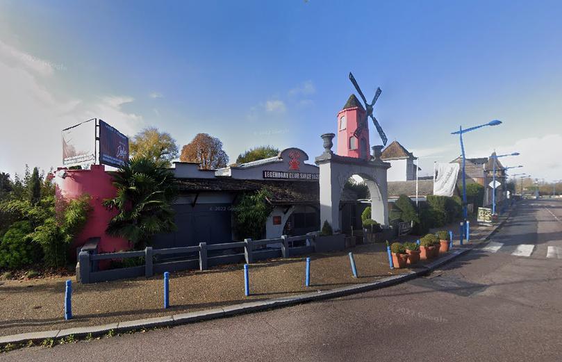 Incendie spectaculaire à la discothèque « Le Moulin Rose » à Belbeuf, en Seine-Maritime 