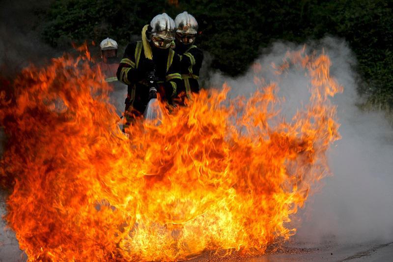 Une remorque de poids lourd en feu : la D915 coupée à Forges-les-Eaux, en Seine-Maritime 