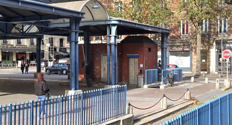 A Rouen, deux hommes agressés dans les toilettes de la place Saint-Marc : six interpellations A Rouen, deux hommes agressés dans les toilettes de la place Saint-Marc : six interpellations