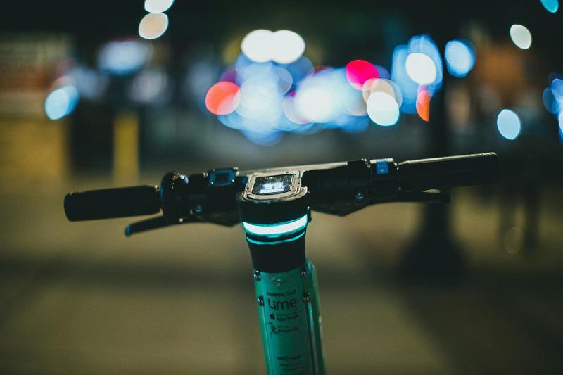 Au Havre : ivres, le pilote de la trottinette et sa passagère percutent une voiture en stationnement