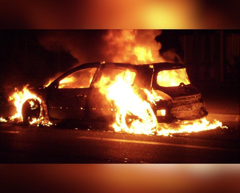 Deux véhicules en feu devant des maisons au Grand-Quevilly : un homme intoxiqué