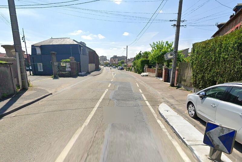 Percuté par une voiture, le motard, éjecté dans le choc, succombe à ses blessures : la vitesse en cause ?