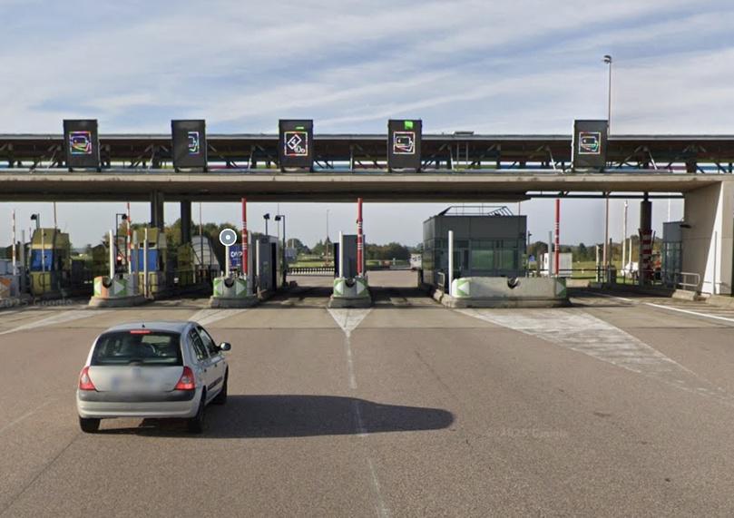 Collision entre une voiture et une camionnette sur l’A29 à hauteur du péage d’Aumale, en Seine-Maritime  Collision entre une voiture et une camionnette sur l’A29 à hauteur du péage d’Aumale, en Seine-Maritime