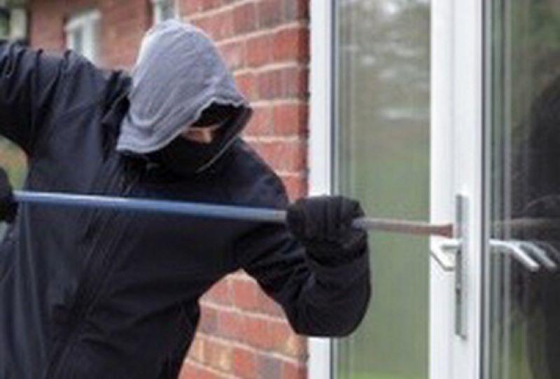 Yvelines. Un jeune homme interpellé par un témoin en train de forcer la fenêtre d’un pavillon à Houilles