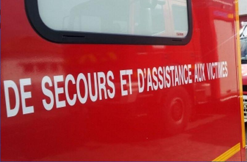 Saint-Aubin-sur-Gaillon : un camion-toupie se renverse dans un chemin, le conducteur coincé dans sa cabine 