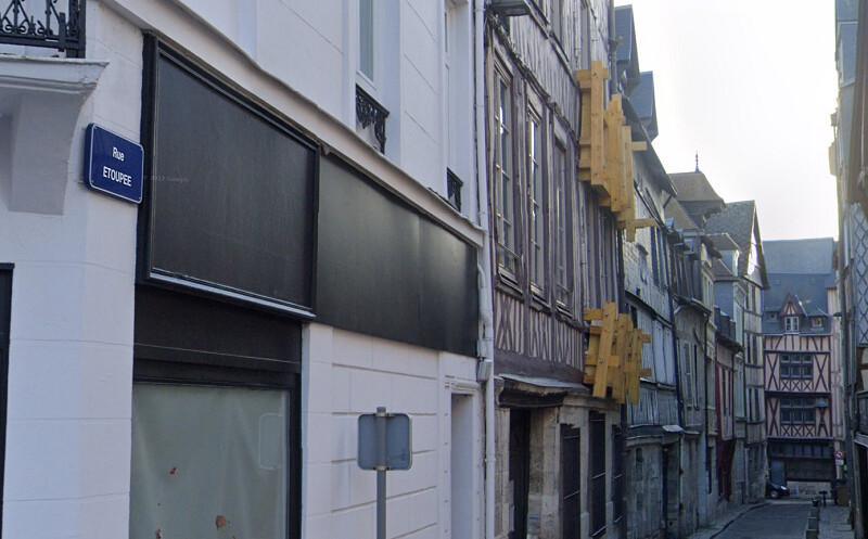 Rouen : une camionnette percute un échafaudage, la rue Étoupée bouclée Rouen : une camionnette percute un échafaudage, la rue Étoupée bouclée