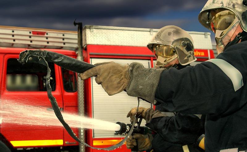 Incendie dans une zone d’activités à Gasny (Eure) : six véhicules touchés, dont un poids lourd