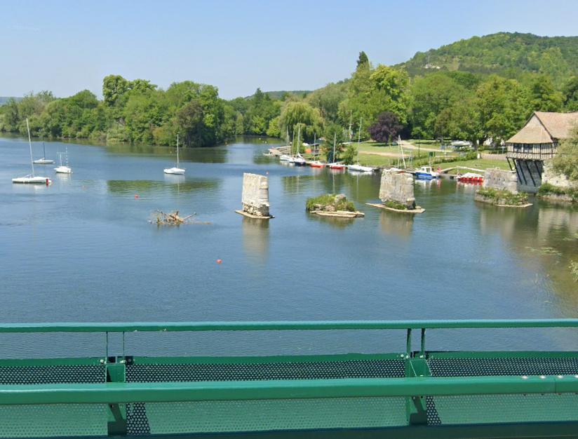 Un plaisancier secouru, son voilier échoué sur un banc de sable sur la Seine à Vernon Un plaisancier secouru, son voilier échoué sur un banc de sable sur la Seine à Vernon